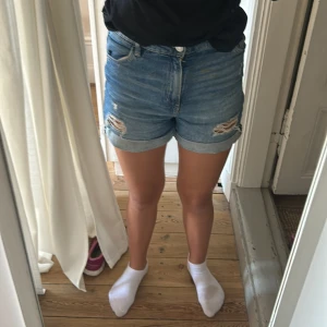  Shorts blåa -  Blåa shorts helt okej skick högmidjade 