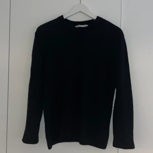 Stickad tröja  - Stickad tröja i ull- och kashmirblandning från Zara. Lite nopprig men annars i gott skick. Nypris ca 850 kr.