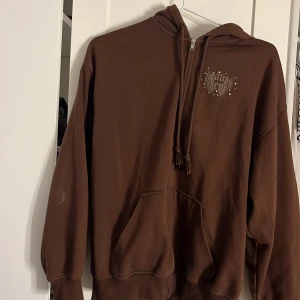 Zip hoodie - Godis i storlek xs med ängel vingar där bak , väldigt fin säljer för att jag bytt stil !!!