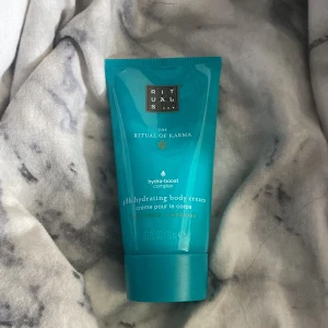 Ritual of karma body cream 70ml - Fick denna när jag fyllde år men jag har redan massa krämer så jag väljer att sälja denna. Den luktar väldigt fräscht 🌿. 70 ml.