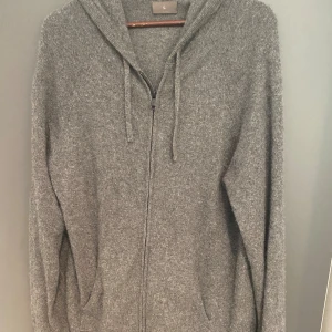 Kashmir Hoodie  - Hej! Säljer nu min Kashmir hoodie, storlek L mycket bra skick. Tveka inte på att höra av dig om du har frågor eller funderingar kring hoodien.