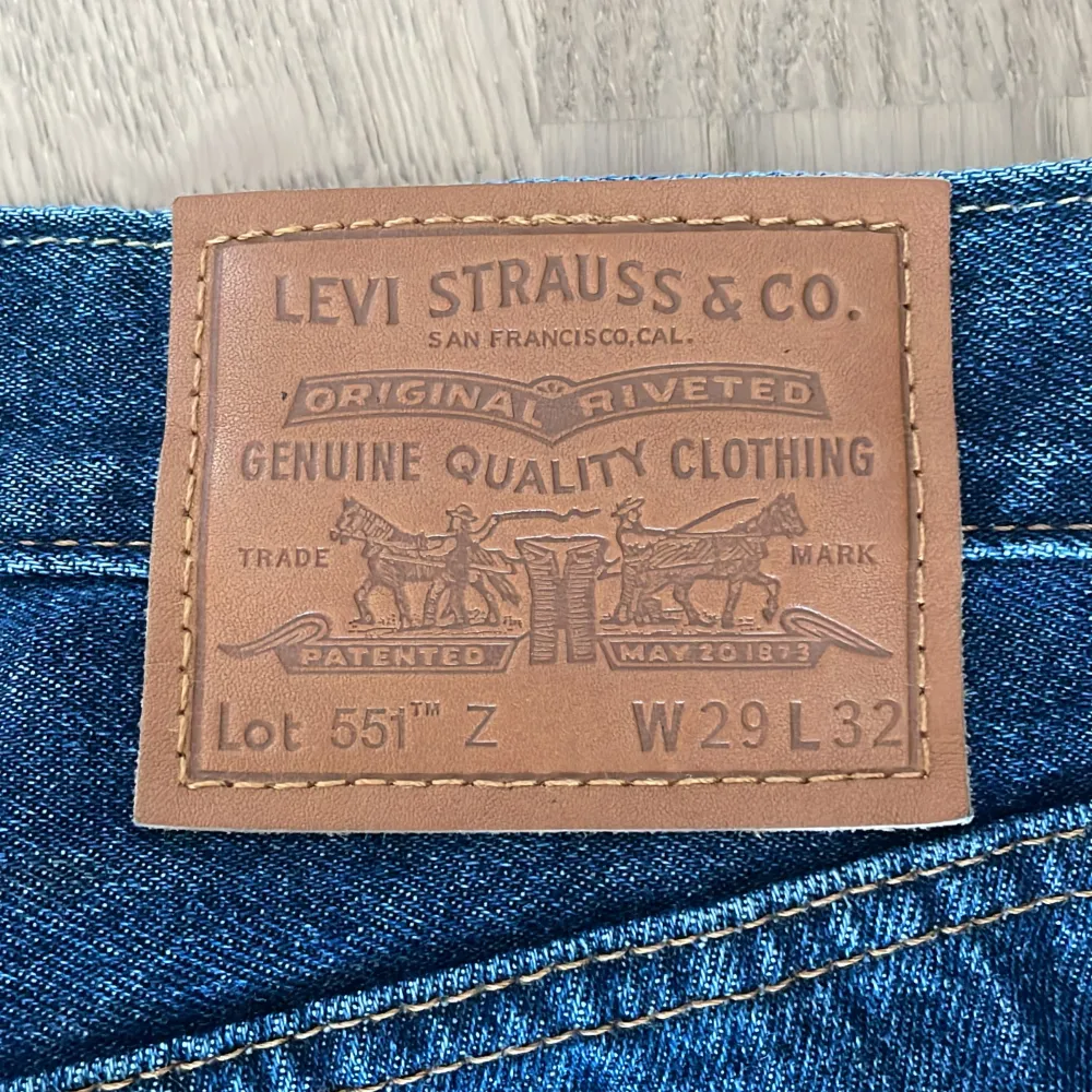 Helt nya Levis jeans i storlek 29/32. Säljs då de inte längre passar. Passformen är straight/regular fit. Tveka inte på att höra av dig vid funderingar, priset är inte helt fast!. Jeans & Byxor.