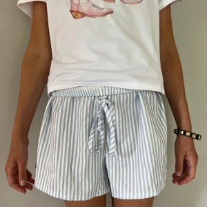 Randiga mini shorts - Fina blåa Lågmidjade shorts❤️ säljer pgv för lite användning💗  