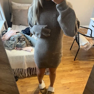 Stickad klänning  - Säljer denna superfina stickade klänningen ifrån hm!  Nyskick, helt oanvänd  Brun/beige 💗 💗
