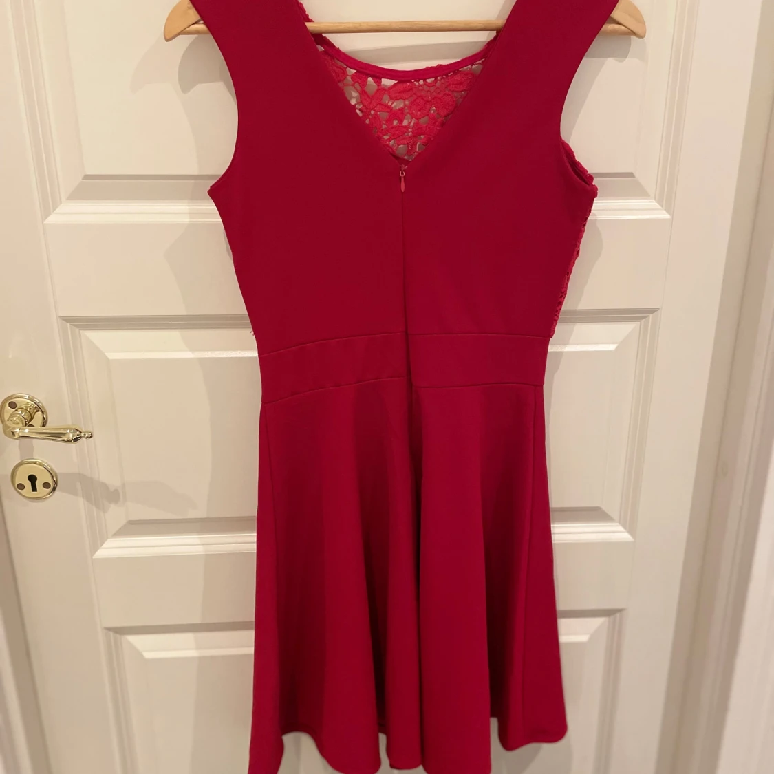 Röd klänning med spetsdetaljer