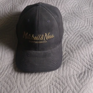 Mitchell & Ness keps  - Svart med guld tex Är dammig på bästa lden men är rengjord och fin nu