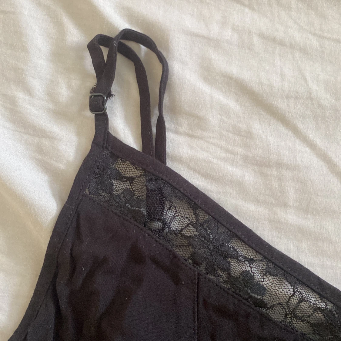 Svart ärmlös jumpsuit med spetsdetaljer - 38