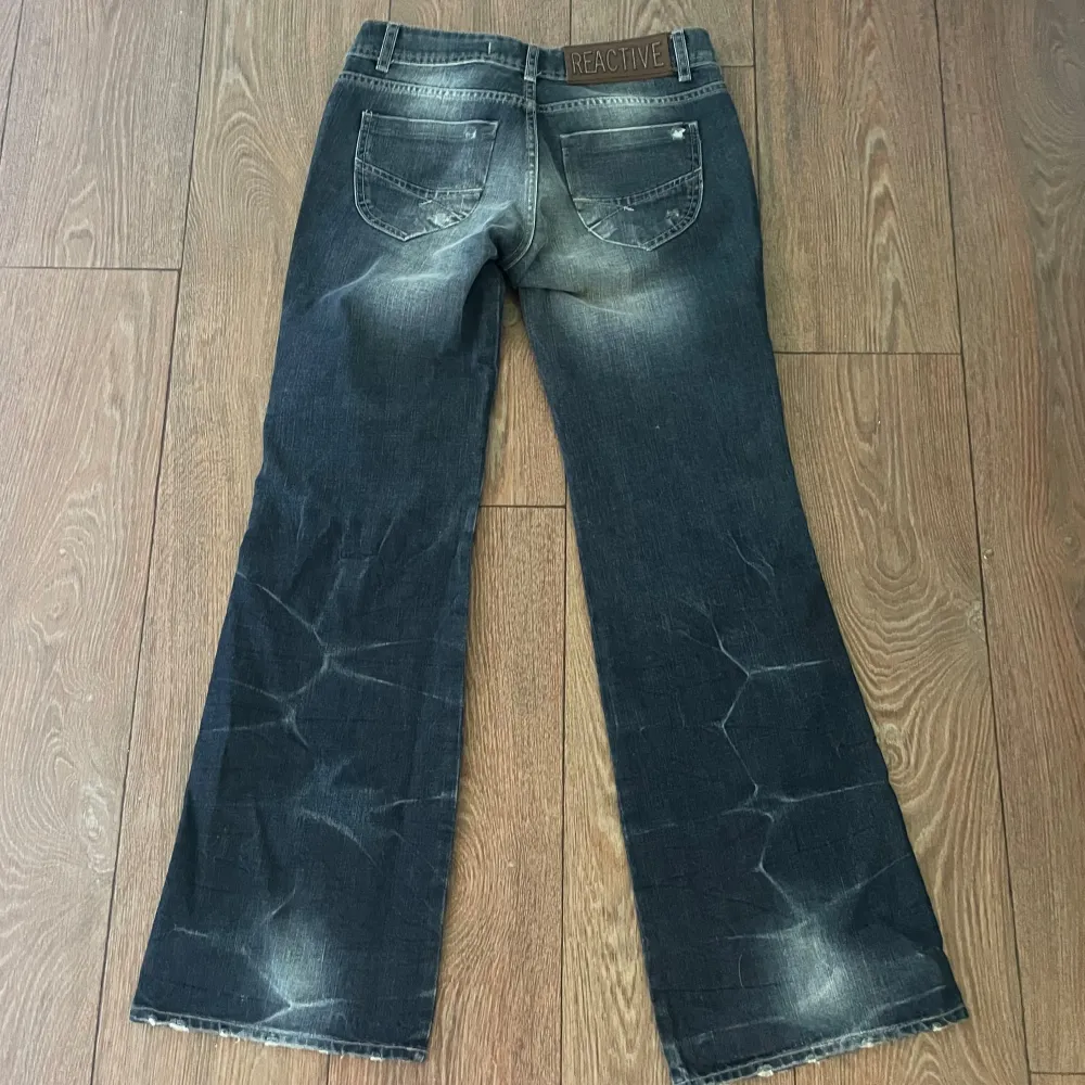 Innerbenslängd: 80 cm Ytterbenslängd: 101 cm Midja tvärsöver: 36 cm Ben mynning: 26 cm. Jeans & Byxor.