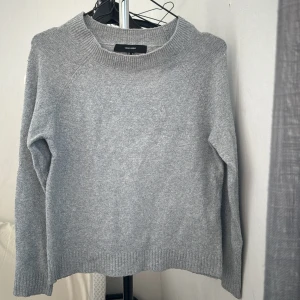 Stickad tröja  - En super fin stickad tröja ifrån vero moda. Storlek s men passar xs med. Den är i ett mycket bra skick 💕