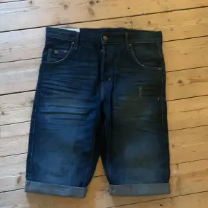 Shorts säljes, midjestorleken är 33. Använd en gång.