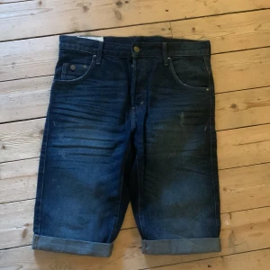 Shorts  - Shorts säljes, midjestorleken är 33. Använd en gång.