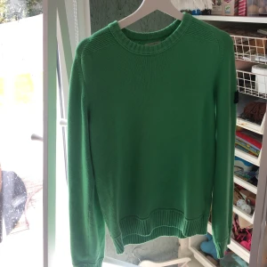 Stone island stickad tröja  - Säljer min knappt använda Stone island stickadetröja, den är storlek 170 men passar S/M. Perfekt till vintern då den är varm. Köpt i Tyskland i Stone island butik. Tag kan jag leta fram men inte kvitto! Skriv vid  fundering, mitt  pris 899 ny 3000