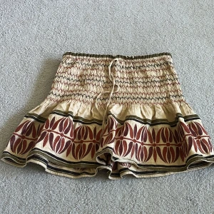 Fin zara kjol 💕 - Jättesöt zara kjol i fint skick 😊perfekt nu till hösten ! Hör av er om ni har frågor 💕