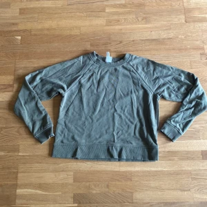 Grön långärmad tjocktröja  - Använd få gånger bra skick 