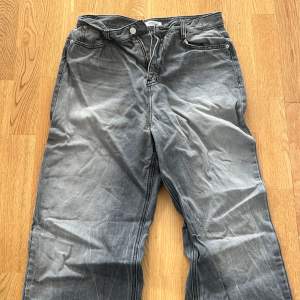 Super coola baggy jeans från korea köpt på lewkin, asiatisk sizeing så kan vara lite mindre and valiga L byxor, 