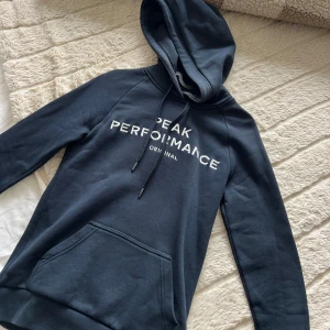 Peak performance hoodie - Peak performance hoodie i storlek s. Använd fåtal gånger och Inga slitningar på den. Normal i storleken.