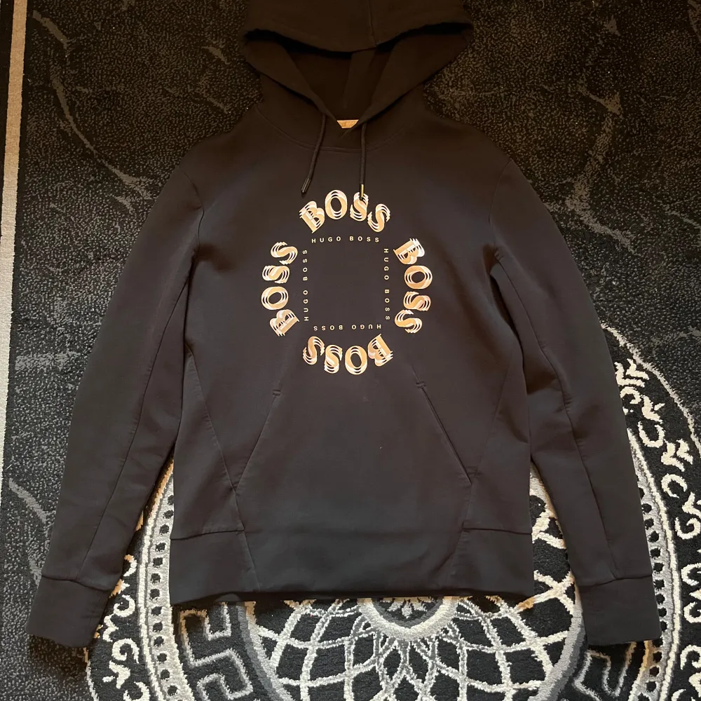 Säljer min Hugo Boss hoodie storlek S för endast 600 kr! Pris går att diskutera. Hör av dig vid frågor eller funderingar! . Hoodies.