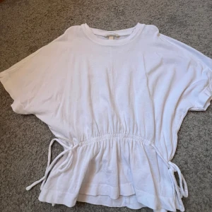 Vit topp - Fin vit topp från HM som inte kommer till användning längre❤️ priset kan diskuteras