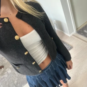 Zara kofta!! - Jätteskön och varm tröja från zara! Jag köpte denna kofta i vintras och den är Perfket att ha nu när vintern kommer! Den är jättefin att ha både stängd och öppen. Den är endast använd ett fåtal gånger vilket gör att den är i nyskick!💞