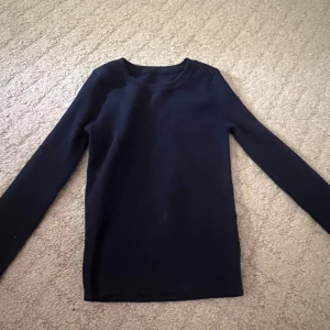 Stickad tröja  - Marinblå stickad tröja från SHEIN, Mycket bra  skick & Storlek XS