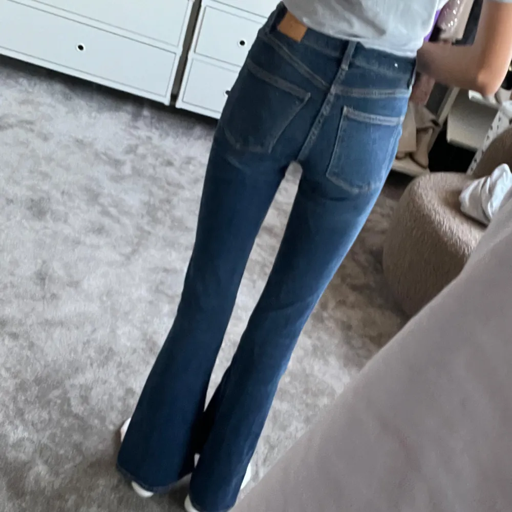 Tjooo💗 jag säljer ett par jeans som jag köpte i Paris från affären Bershka❤️ säljer för att dom e för korta (tycker jag) PS ni ser storleken på sista bilden 💕och tveka inte att ställa frågor 💗. Jeans & Byxor.