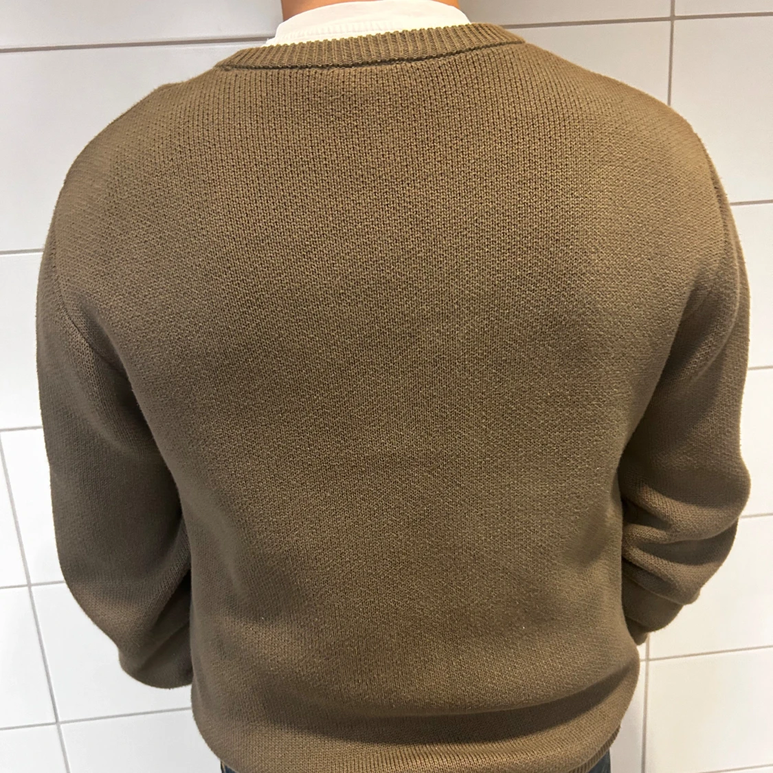 Brun stickad tröja med rött tryck - 90