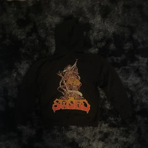 Hoodie - Om du gillar hoodies med fet design på baksidan så är den här för dig.🤞🏾 Skriv om du vill ha fler bilder ‼️