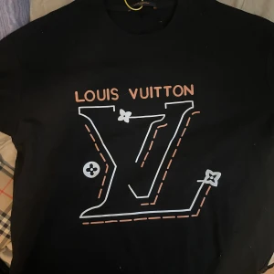 Lv tshirt  - Storlek M, aldrig använd med tags kvar. priset går att diskutera 