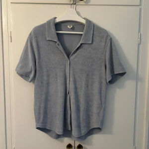 Arket frotté skjorta  - Kortärmad frotté skjorta från Arket. Storlek S men sitter oversized. Skick 8/10. Skriv för fitpic