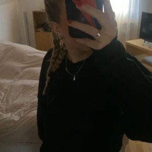 Svart tröja - Storlek M