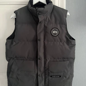 Canada goose väst  - Helt ny Canada goose väst, i storlek medium ( kan gå ner i pris vid snabb affär) 