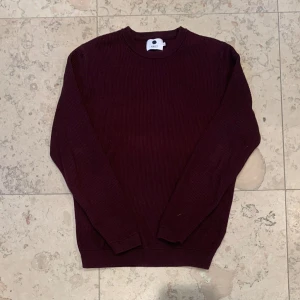 NN07 Tröja - Säljer en riktigt snygg vinröd tröja ifrån märket NN07. Tröjan är i bra skick och är knappt använd. Nypris ungefär 800kr, mitt pris 150kr