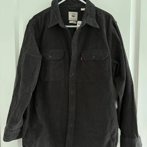 Levi’s skjorta - Levi’s skjorta med lappen på. Manchestertyg. Köpt från mansavdelningen. Storlek S. Hör av dig vid fler frågor :)