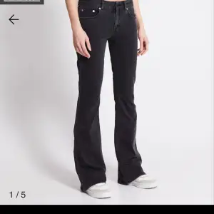 Ett par jeans från lager 157 i modellen Low boot, aldrig använda med prislappen kvar. Nypris är 400kr. Säljer då dem är för små. Midjemått 37,5 rakt över 💗