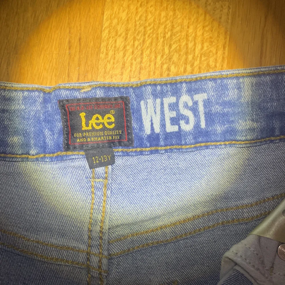 Feta lee jeans i modellen ”WEST” storlek 12-13 år ny pris 1000:- mitt pris 300:- hör av er för fler frågor!. Jeans & Byxor.