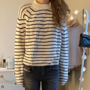 Randig stickad tröja - Säljer en stickad randig tröja från Gina Tricot i storlek XS men som också passar S. Den är knappt använd och i nyskick💓
