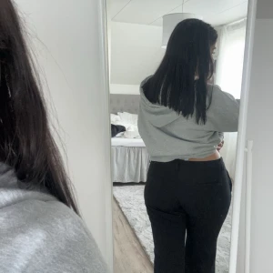 Bikbok vera lågmidjade kostymbyxor - Aldrig använd, inte min stil mer, jätte fräscha och sitter som en smäck, i petite modell, är 158cm. Är vanligtvis storlek M/L men bikbok kostym är små i storleken så denna känns som ungefär en 40/42, 