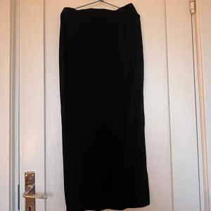 Svart long kjol - Säljer denna svarta tajta långkjolen ifrån shein i storlek XS