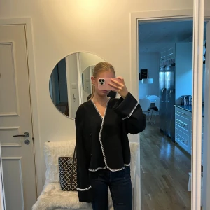 Jacka Gina Tricot - Säljer denna helt nya jackan då jag köpte den i fel storlek. Prislapp sitter kvar (499,95 kr) och jackan är helt oanvänd. Hör av er vid fler frågor!
