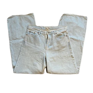 JEANS JUNKYARD - Fina kostymbyxor från Junkyard, lite trasiga längst ner. Strl W29💕