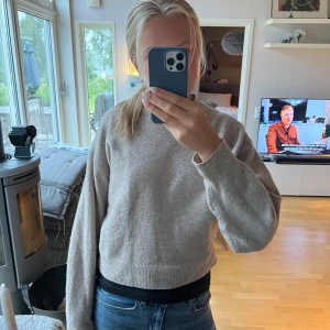 Stickad tröja - Fin beige stickad tröja- inga tecken på användning🤍