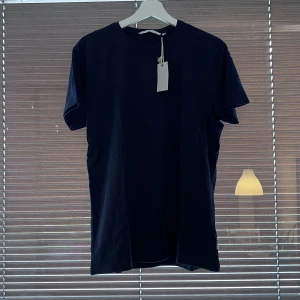 T-shirt - Marinblå t-shirt. Oanvänd. Köpt för 100kr Skick: Nytt