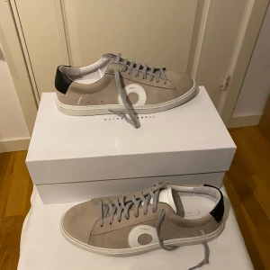 Säljer ett par feta Oilver Cabell skor. - Storlek 41. 10/10 skick. Testat dom en gång. Dom passade inte. Ny pris 315$. Kan skicka skärm dump på kvito.