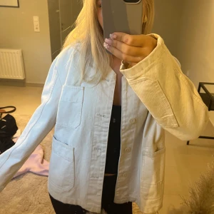 Begie Jacka från zara  - Bra skick, aldrig använd💓