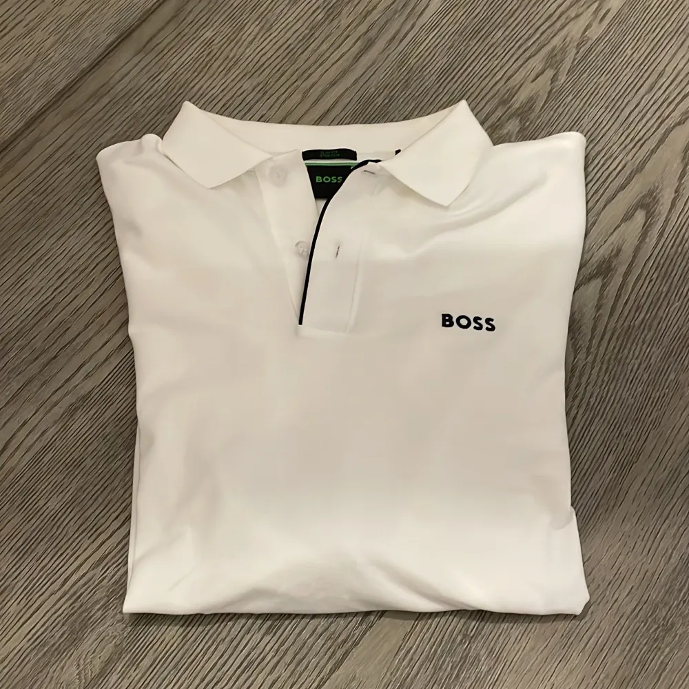 En Hugo Boss Piké som är en väldigt stilig t shirt med riktigt bra passform som sätter sig på kroppen, storlek. XS och passar 165-178 riktigt bra. Använd ca 10 gånger men väldigt bra skick och ser ut som ny. Köptes för 1699 i NK Göteborg.. T-shirts.