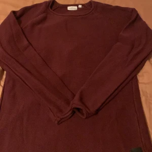 Stickad tröja - En stickad tröja helt enkelt. Billigt pris. Skick 8/10. Hör av vid frågor. Storlek 158/164 men sitter som en xs eller s. Den kan även stretchas ut mycket