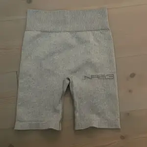 Gråa träningsshorts som sitter perfekt! Storlek S! Är som nyskick!😌