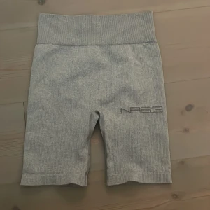 Träningsshorts! - Gråa träningsshorts som sitter perfekt! Storlek S! Är som nyskick!😌