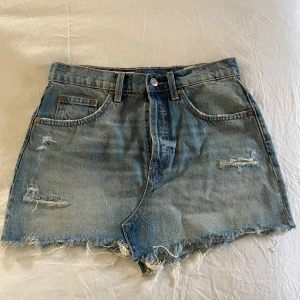 Jeanskjol  - Jeanskjol från zara, aldrig använt bara testad en gång men den var för stor och jag hann inte skicka tillbaka. Den har kvar prislappar och sånt💕