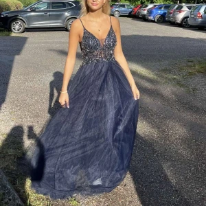 Balklänning  - Säljer min älskade balklänning ifårn Bubbelroom, fick så otrligt många komplimanger💞 den är köpt för 5500 men säljer för 3500❤️